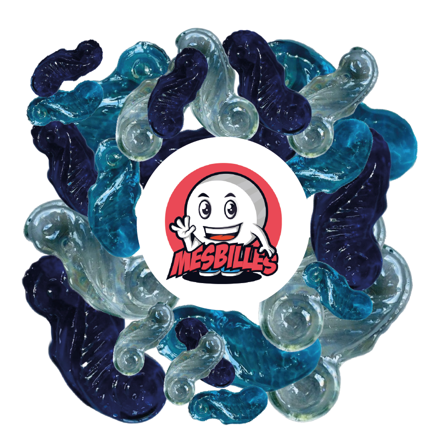 Image de la Mascotte MesBilles entourée de billes Hippocampe en verre translucide bleu-intense de forme plate, taille 30 mm