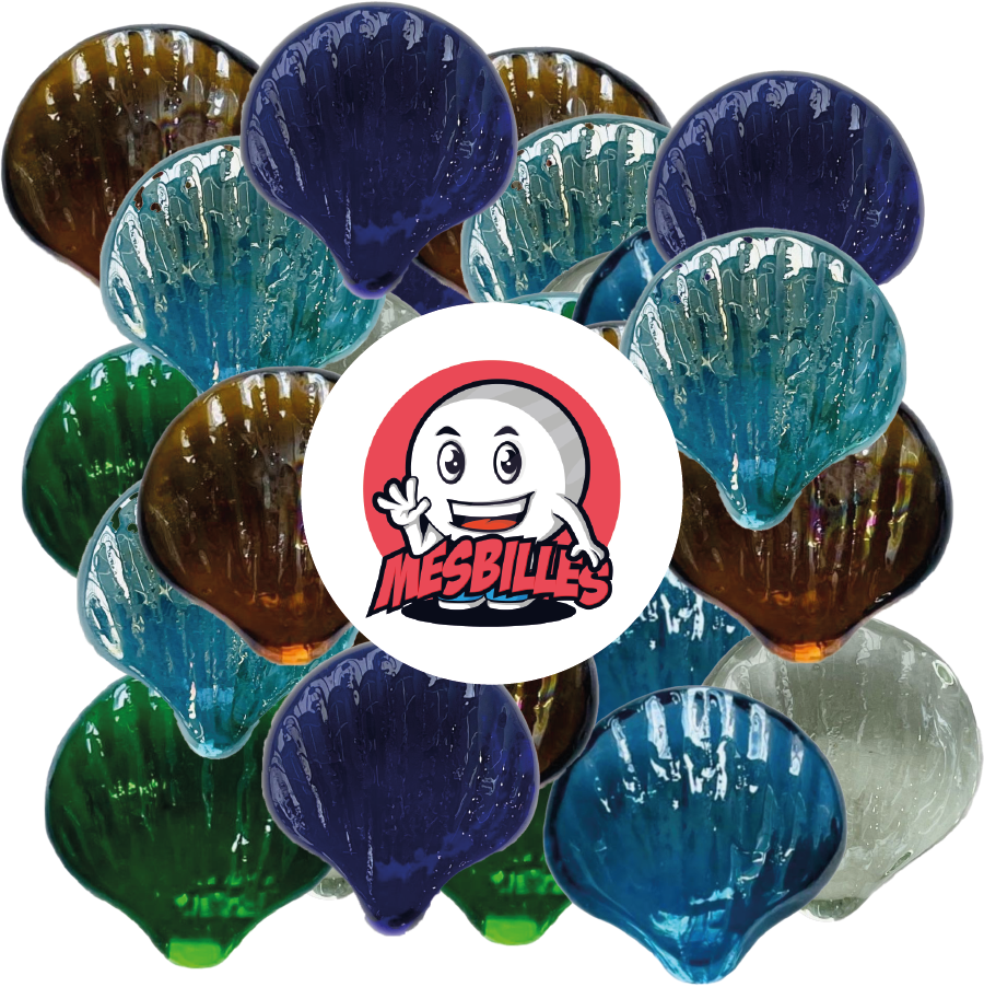 Image de la Mascotte MesBilles entourée de billes Coquillage en verre translucide de couleur bleu-intense, de forme plate, taille 30 mm